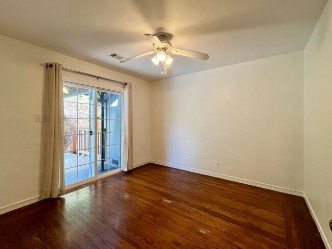 Building Photo - MON301