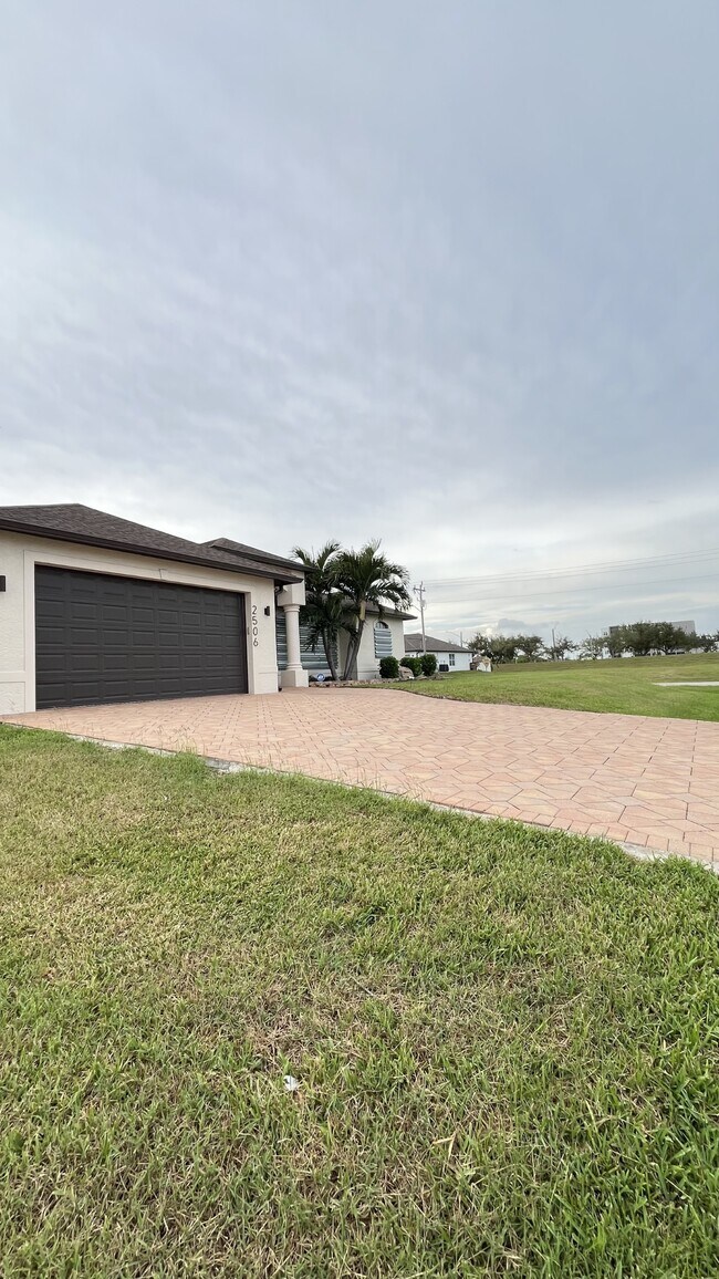 Building Photo - 2506 SW 15th Pl