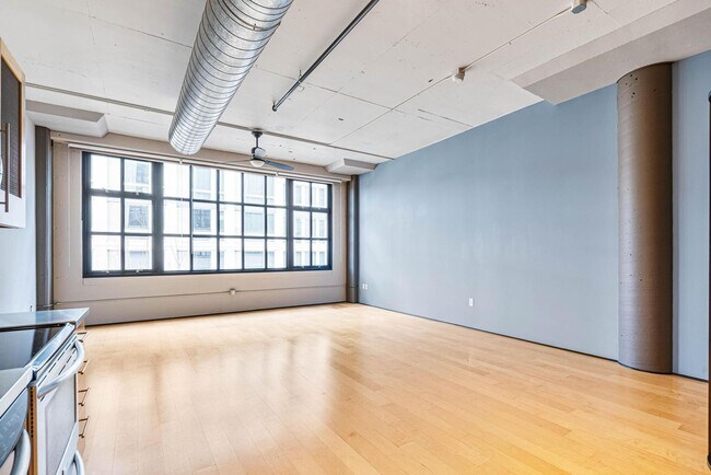 Building Photo - Stylish, south-facing 1-bdrm/1-bath loft in the Pearl—Deeded parking & storage