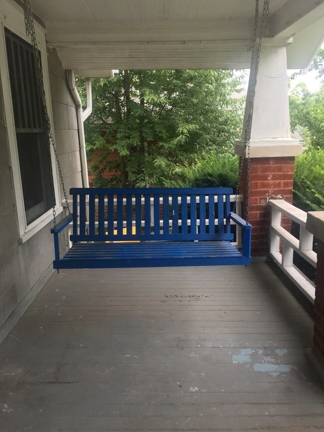 Building Photo - 2 bedroom, 1 bath Bungalow - Available Now!