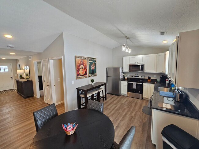 Building Photo - 814 Pierson Rd