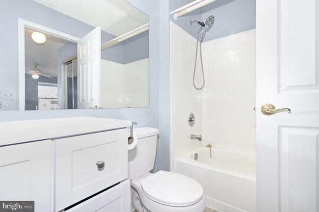 Building Photo - 2 Cheverny Ct