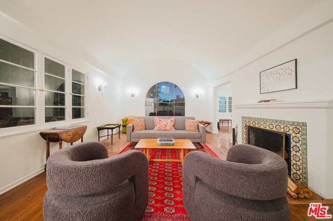 Building Photo - 3015 Beachwood Dr