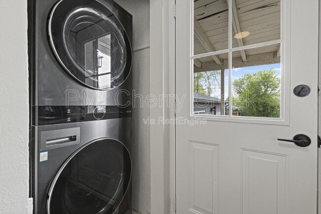 Building Photo - 156 S Newton St