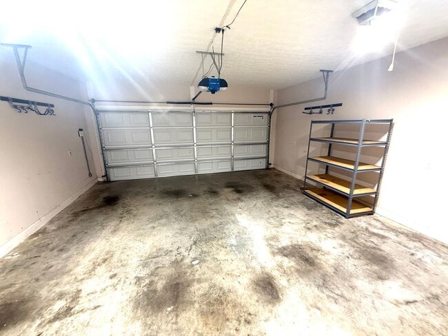 Building Photo - ** 4 bed 2 bath located by Prattville High...