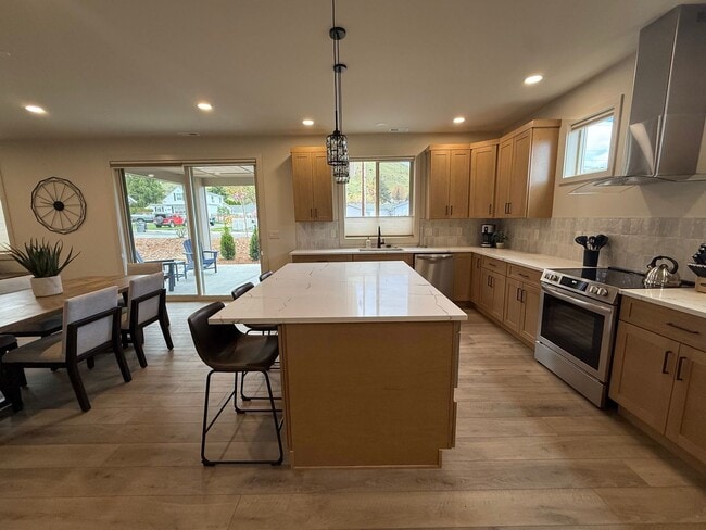 Building Photo - Now renting brand-new 3 bedroom, one study/Den, 2.5 bathroom House $3,650 unfurnished and $6,000 ...