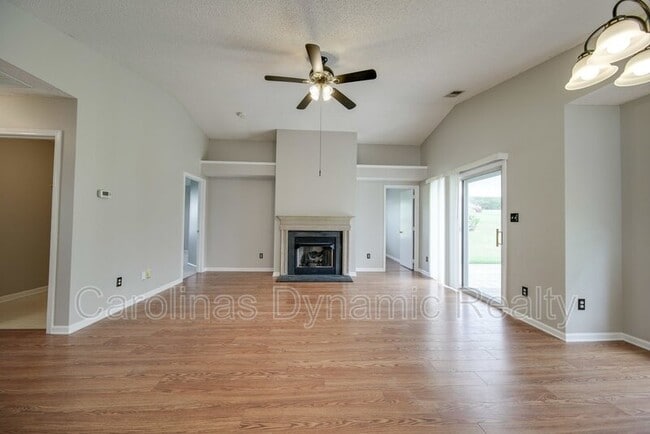 Building Photo - 120 Lantana Dr