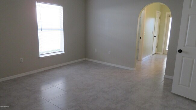 Building Photo - 1777 Sawgrass Dr SW