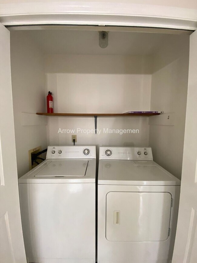 Building Photo - 2 Bedroom / 2.5 Bathroom / Amenities Include Pool & Tennis Courts / Assigned Parking / Minutes to...