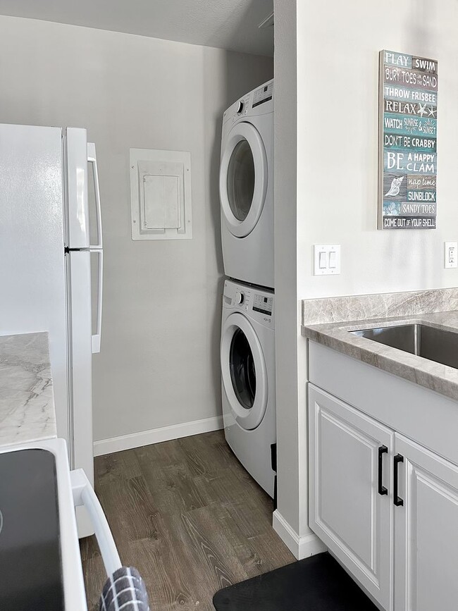 Building Photo - Fully Furnished Two Bedroom / Two Bath Wai...