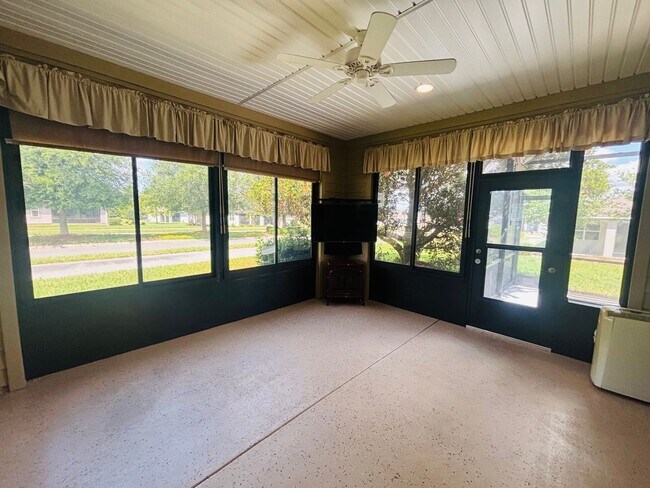 Building Photo - Beautiful movie in ready, large 2/2 in Ocala Preserve - All ages