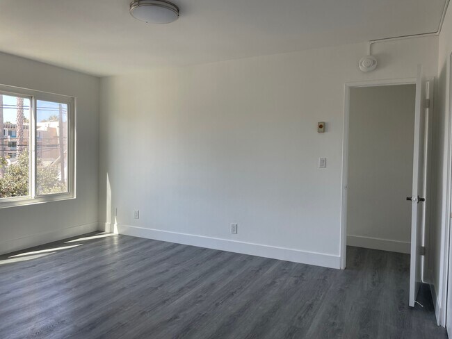 Building Photo - 323 S Broadway