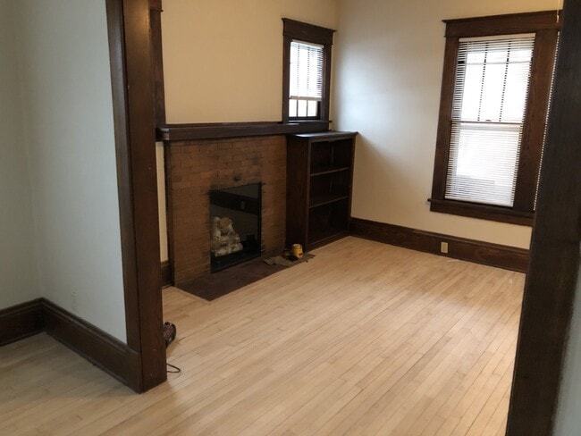 Building Photo - Huge 5 Bed 2 Bath home near UWEC with big ...
