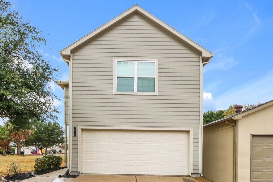 Primary Photo - 10122 Berrypatch Ln