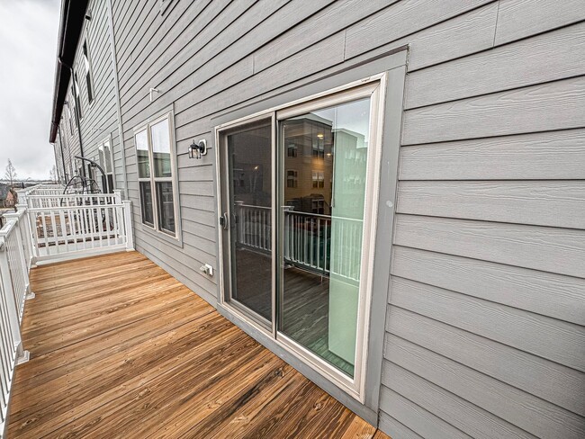 Building Photo - Stylish 3 Bed 2.5 Bath End-Unit Townhome W...