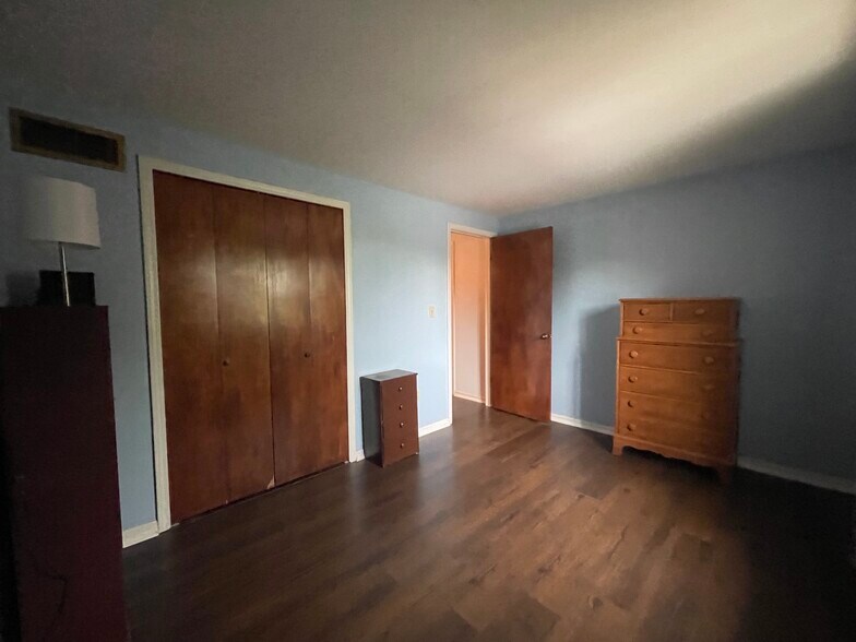 Building Photo - 120 Groton Dr