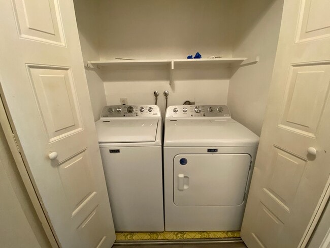 Building Photo - Spacious 2 Bedroom/ 2 Bath in the Highly Desired Tropical Setting of Windsong Cove Community of C...