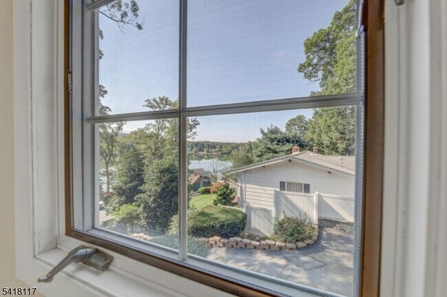 Building Photo - 336 Lakeview Ave