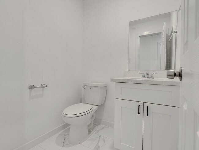 Building Photo - ? Spacious & Stylish 3-Bed Home – Garage Included! ?