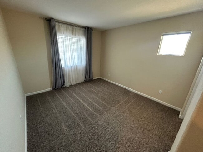 Building Photo - 4 bedroom 3 bathroom in Hanford!