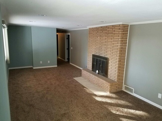 Building Photo - 1006 Valley View Dr