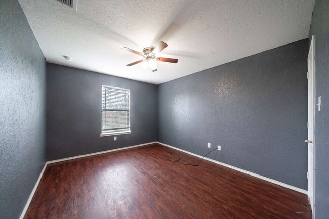 Building Photo - 9131 Canter Horse