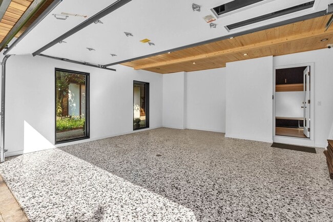 Building Photo - 623 Echo Ln