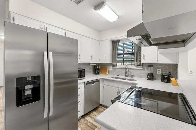 Building Photo - 629 Sandalwood Dr