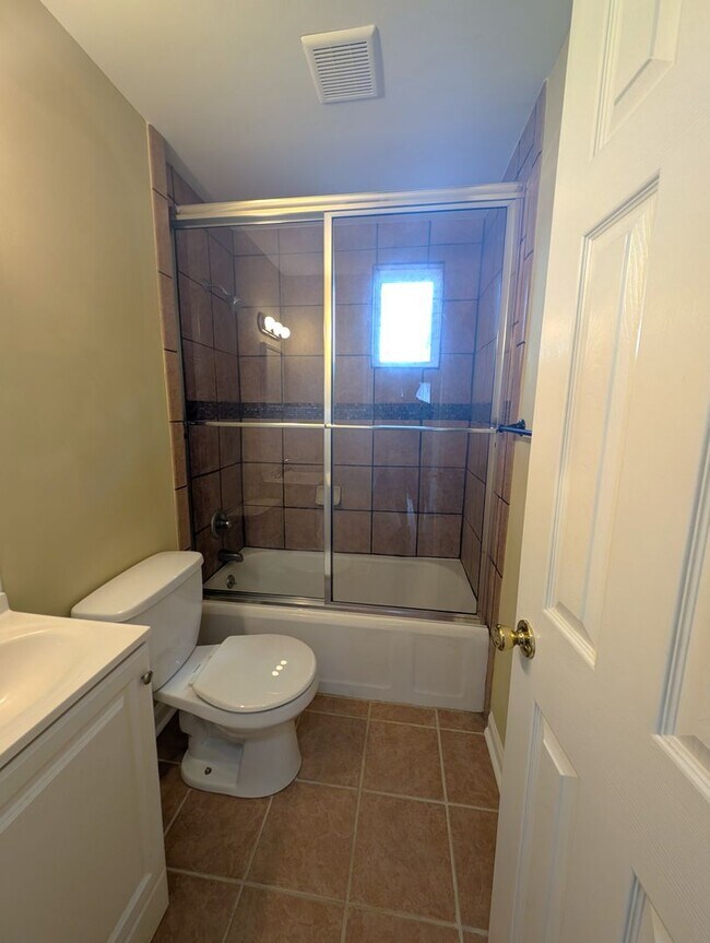 Building Photo - You won't find better!  2 Bed/1 Bath.  Dup...