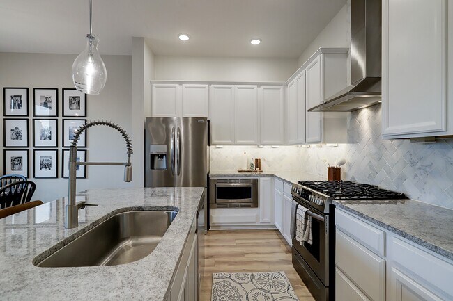 Building Photo - 10934 Brambling Wood Dr