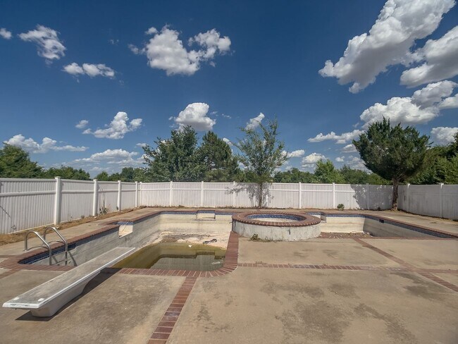 Building Photo - Large Private Oasis FOR RENT in Tuttle!