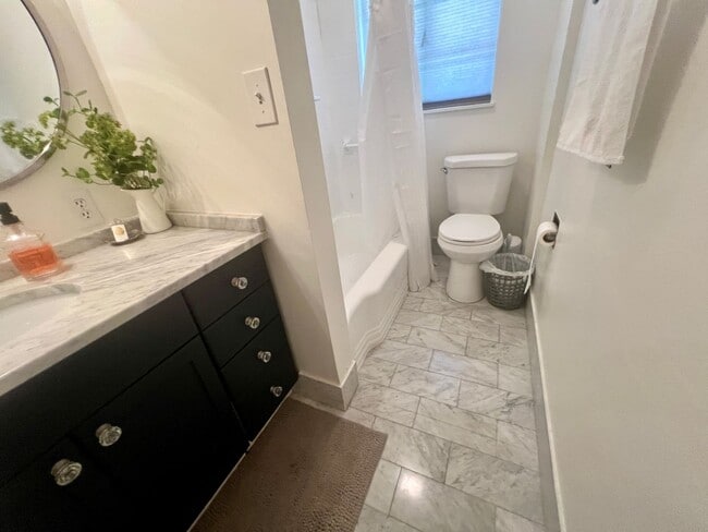 Building Photo - FULLY FURNISHED 2/2 OLD NE BUNGALOW