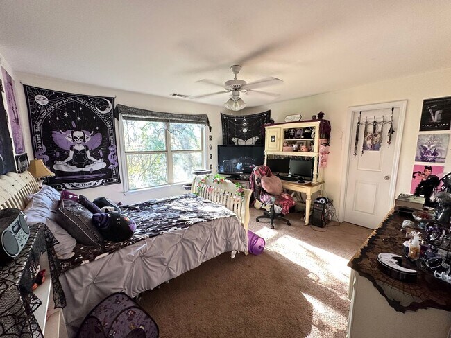 Building Photo - Five Bedroom Near Downtown Available for P...