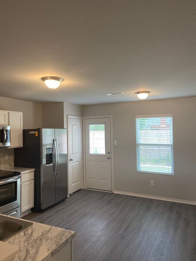 Building Photo - **Valentine's Day Offer!** 3 Bedroom | 2 B...