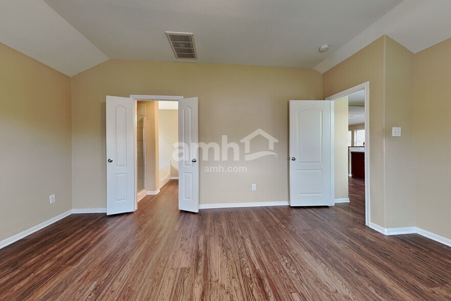 Building Photo - 28606 Lockeridge Farms Dr