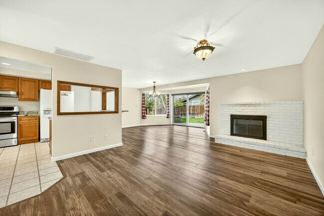 Building Photo - Unfurnished Light-Filled, Beautifully Updated 3-Bedroom Home in Jacksonville