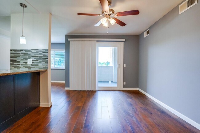 Interior Photo - 821 N. Austin Ave
