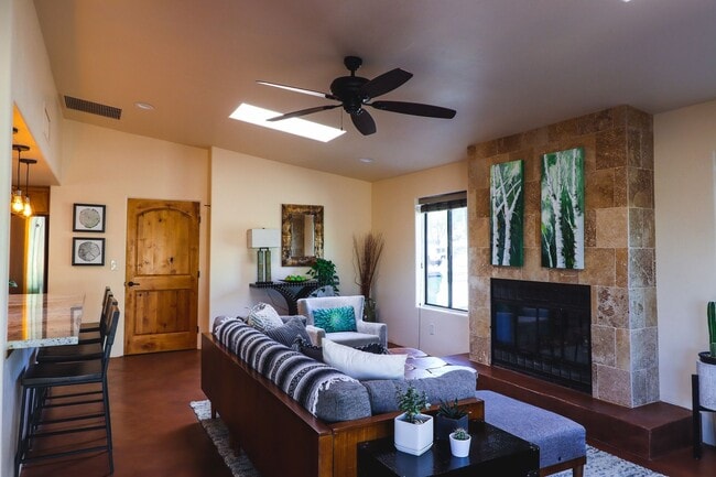 Building Photo - Contemporary Desert Beauty with Pool