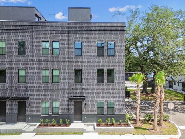 Building Photo - Canvas GWX