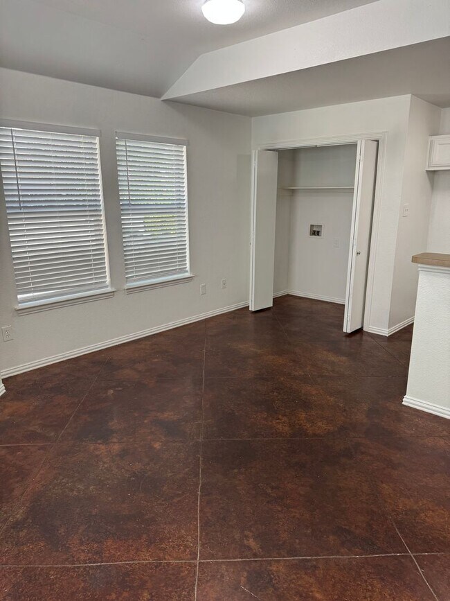 Building Photo - 521 Oakwood Ln