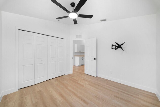 Building Photo - Beautifully updated duplex two bedrooms+ DEN, two bath in Cape Coral