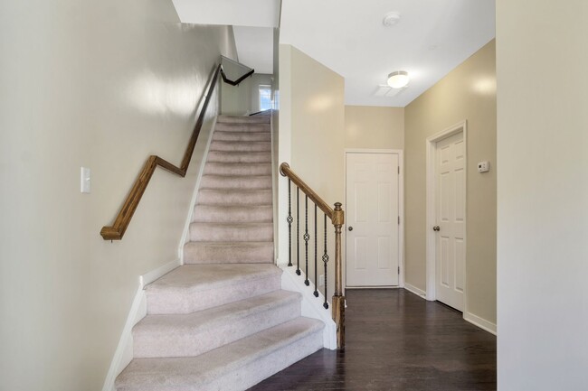 Building Photo - Spacious 3 Bedroom 3.5 Bathroom Townhome i...