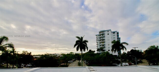 Building Photo - 900 Bay Dr E