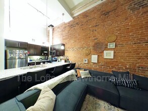 Building Photo - 1101 Hawthorne Ln