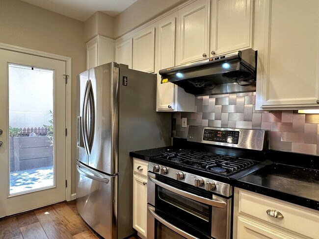 Building Photo - Gorgeous 3 bedroom, 2 and a half bathroom townhome in Hamilton Field for rent!