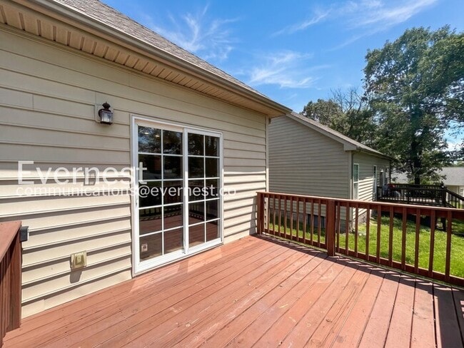 Building Photo - 3-Bed/2-Bath Home with Fireplace and 2-Car Garage/Available Now!