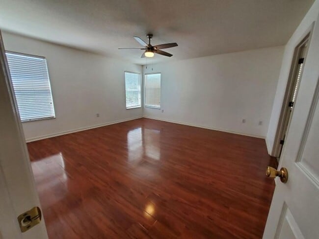 Building Photo - Available Now! Spacious 3 bedroom 2 bathroom home!!!