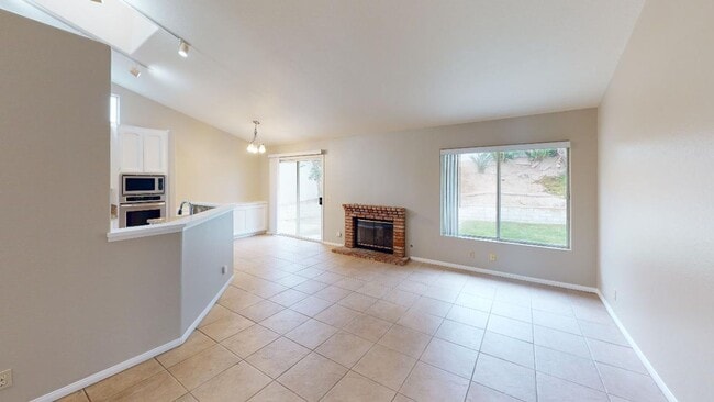 Building Photo - Spacious 4BR/2.5BA Single Level Home in Oc...