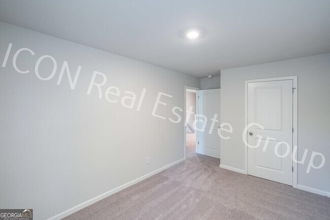 Building Photo - 124 Village Green Dr