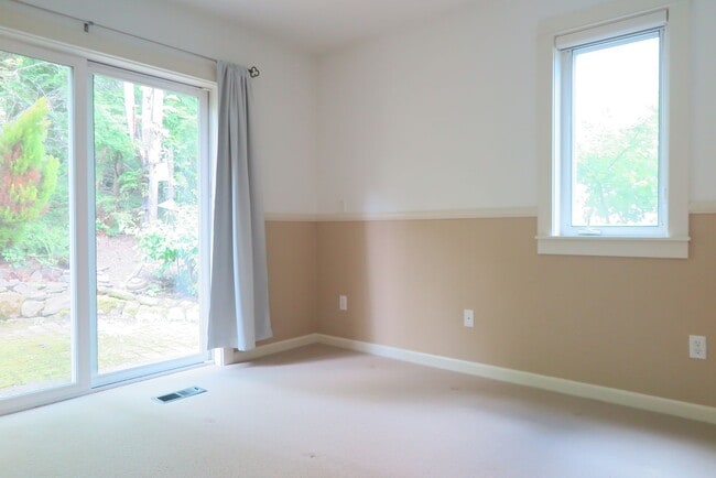 Building Photo - Discover easy living at Forest Heights 2b/2ba Townhome!
